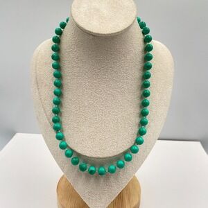 Vintage 1950s Graduated Green Classic Hand-Knotted Beaded Push Lock Necklace